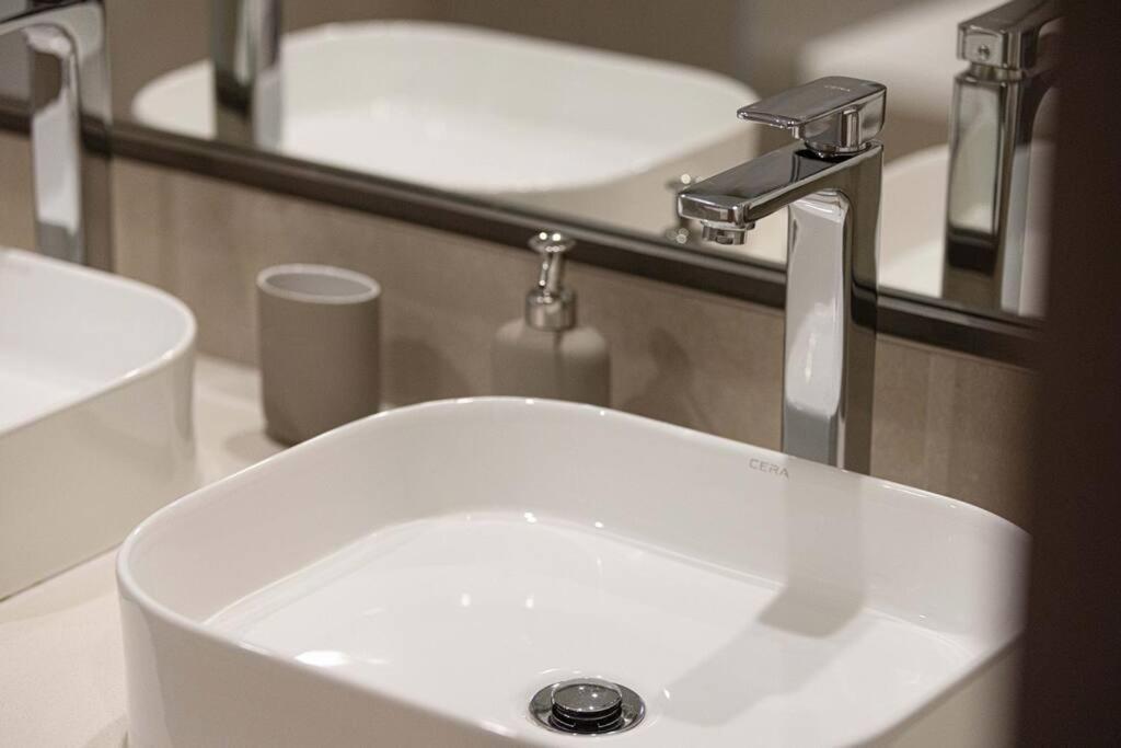Apartament Chic 2 Bed Near Trade Centre With 5 Star Amenities Dubaj Zewnętrze zdjęcie